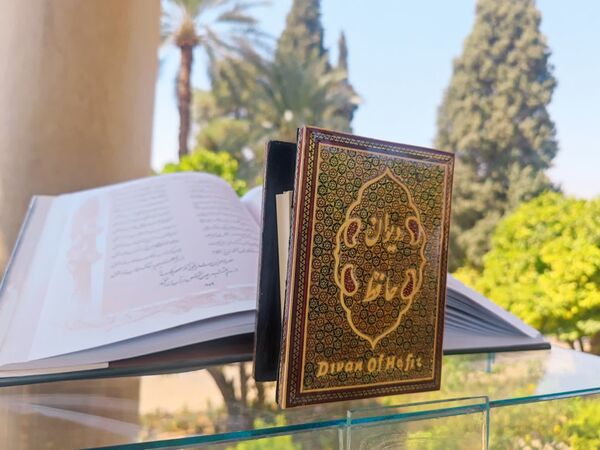 روز بزرگداشت حافظ، شاعر پرآوازه و لسان‌الغیب
