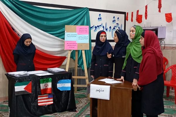 افتتاح نمایشگاه مدرسه انقلاب، کاری مشترک از دبیرستان ولیعصر (عج) و دبیرستان مهدیه ناحیه یک ری