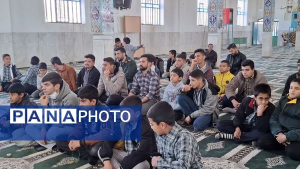 حضور پرشور دانش‌آموزان در مراسم عبادی - سیاسی نماز جمعه شهرستان مروست