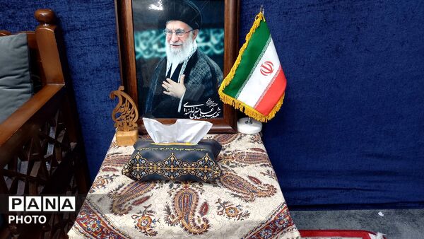 نصب تصاویر شهدا و کتیبه های محرم در هیئت‌ مسجد صاحب‌الزمان(عج)