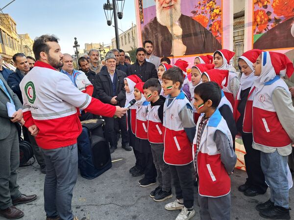 گلباران تمثال امام خمینی (ره) توسط دانش‌آموزان عجب‌شیر 