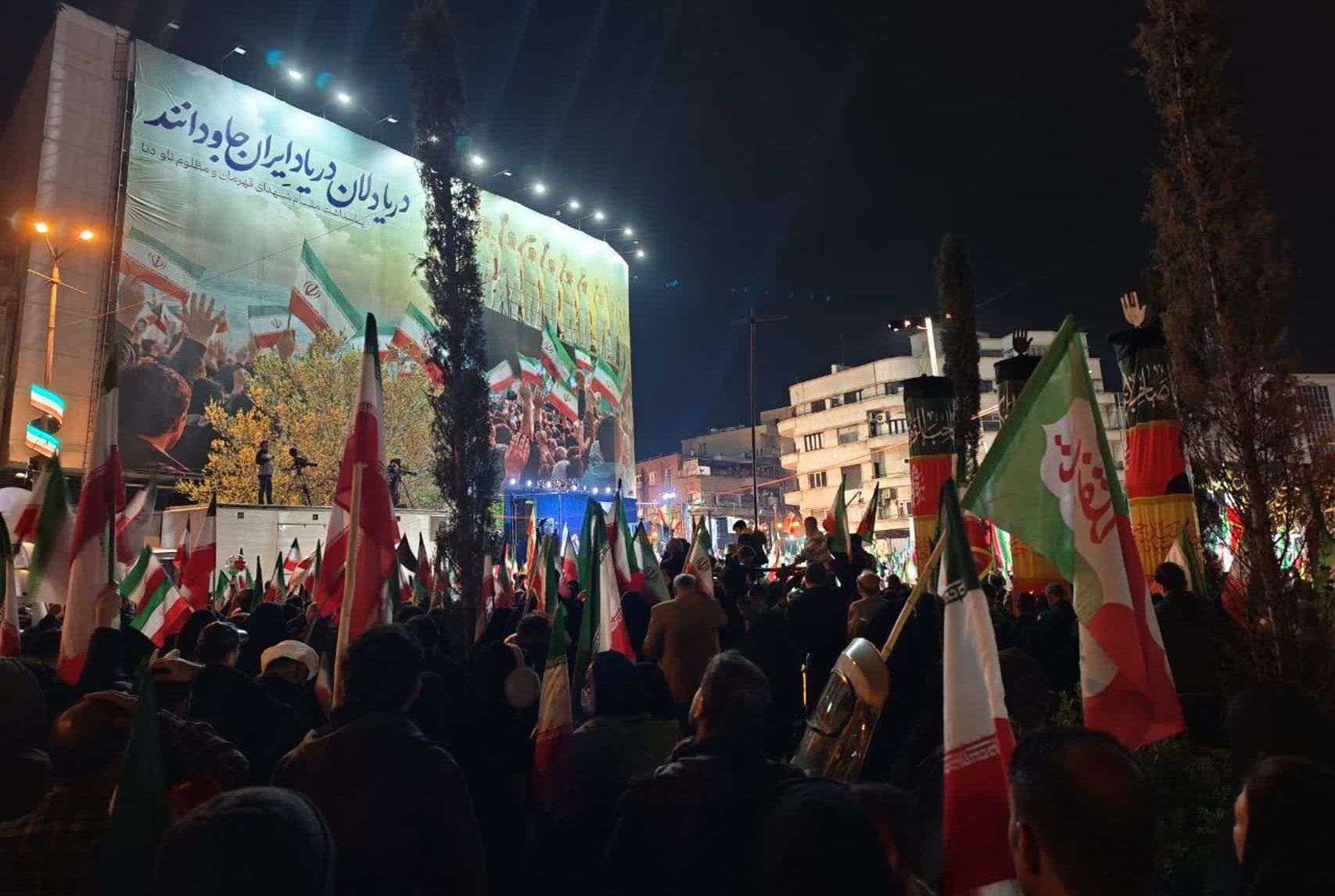 تهران در شب همبستگی؛ میدان انقلاب غرق حضور مردمی