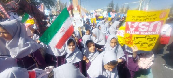 حضور پرشور دانش آموزان مدارس شهرستان خاتم در راهپیمایی ۱۳ آبان 