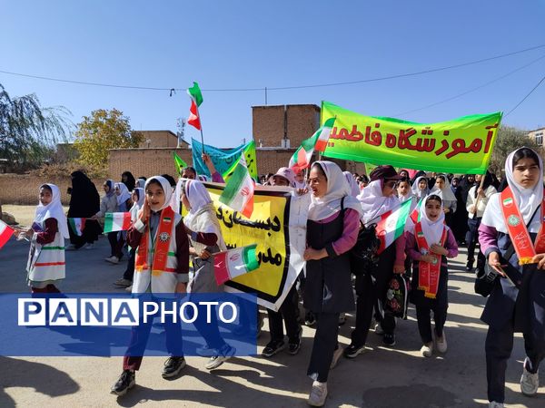 حضور گسترده دانش آموزان سورشجان در راهپیمایی ۱۳ آبان؛ فریاد ایستادگی در برابر استکبار جهانی