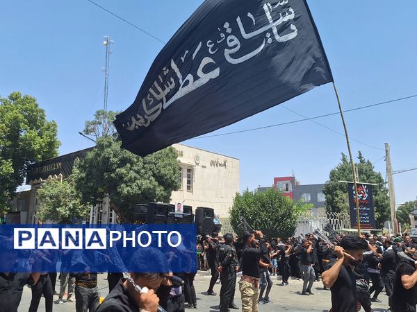 عزاداری ظهر  عاشورا در خیابان‌های شهر نیشابور 