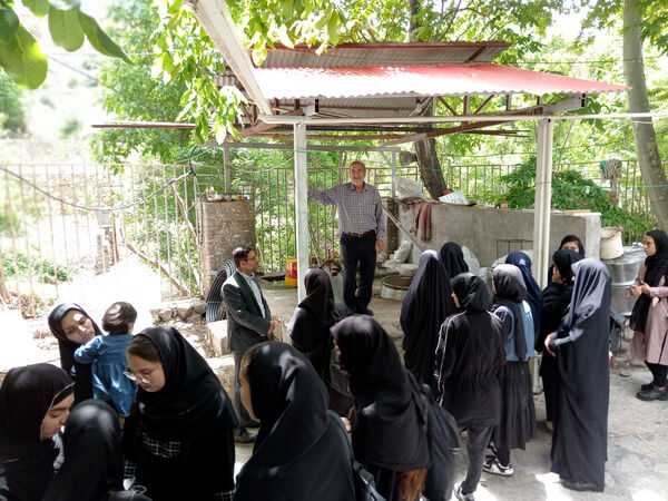 بازدید دانش‌آموزان جعفرآباد از کارگاه گلاب‌گیری روستای «بنابر»