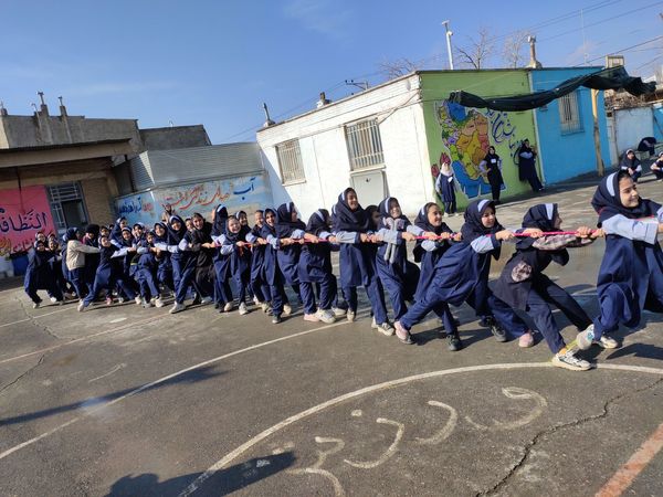  مسابقه طناب کشی به مناسبت دهه فجر در مدرسه ناهید نخودی 