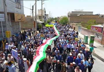 حضور دانش‌آموزان‌ روستای فتح‌المبین‌ داراب در راهپیمایی باشکوه روز قدس