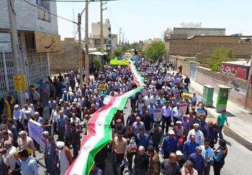 حضور دانش‌آموزان‌ روستای فتح‌المبین‌ داراب در راهپیمایی باشکوه روز قدس