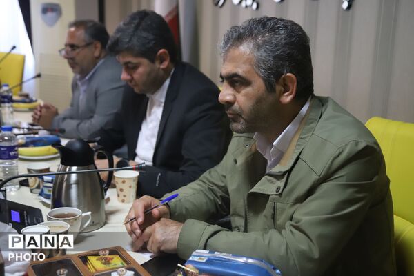 دیدار صمیمانه مدیر آموزش و پرورش ناحیه ۵ تبریز با نسل آگاه و فعال دانش‌آموزی