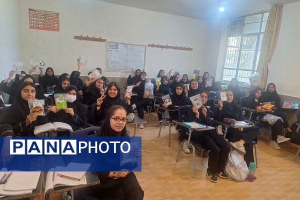 تقدیر از برگزیدگان مسابقات دانش‌آموزی در کلاس‌های درس