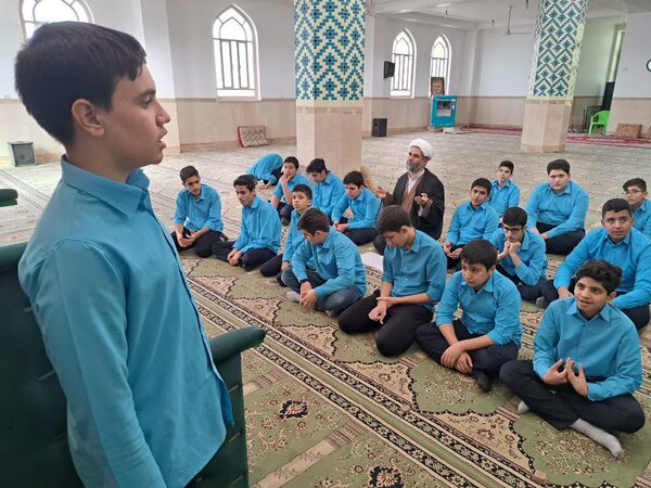 جشنِ تکلیفِ «به وقتِ میهن خدایی» دانش آموزان اشکذری همراه دستبوسی مادر