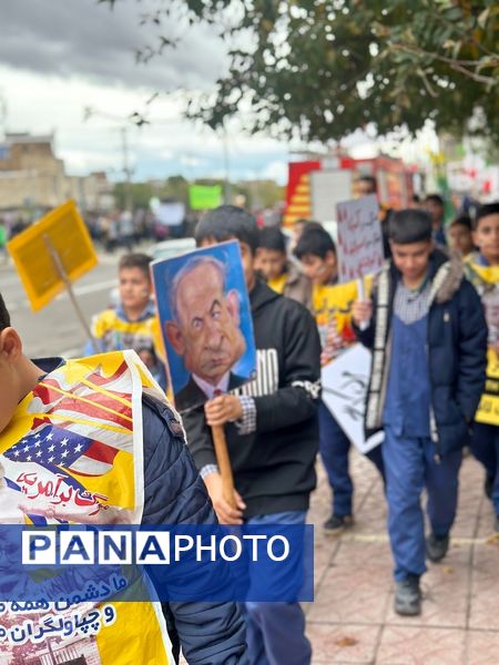 حضور دانش‌آموزان زنجانی در راهپیمایی روز ۱۳ آبان 