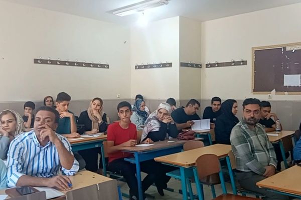 تاکید بر انضباط و برنامه‌ریزی تحصیلی پایه نهم در جلسه توجیهی دبیرستان زنده یاد  مظهری