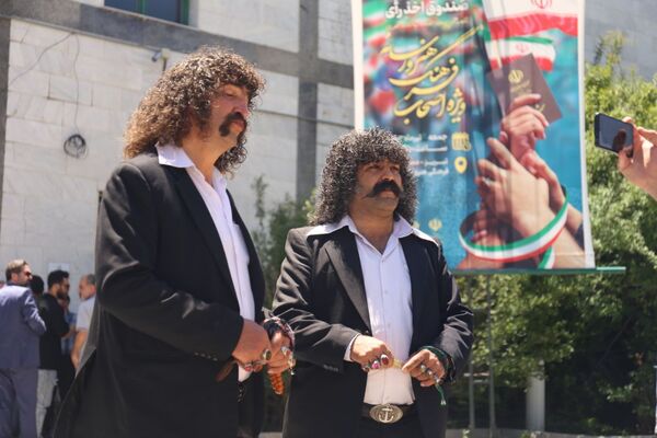 حماسه رأی اولی‌ها در کنار هنرمندان و اصحاب رسانه 