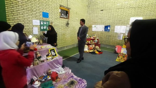 بازدید مدیر آموزش و ‌پرورش حاجی‌آباد از نمایشگاه خلاقیت‌های دانش‌آموزی دبستان استقلال  