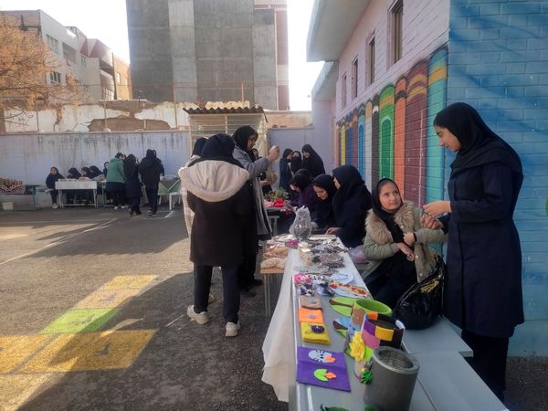 برپایی بازارچه دانش آموزی در دبیرستان فیاض شهرستان کاشمر 