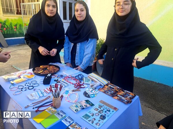 بازارچه دانش‌آموزی در دبیرستان علی افشارنژاد