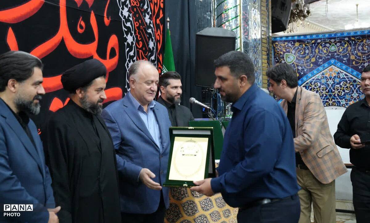 آیین تکریم خادمان مکتب شهادت به پاسداشت ارادتمندان رهبر شهید 
