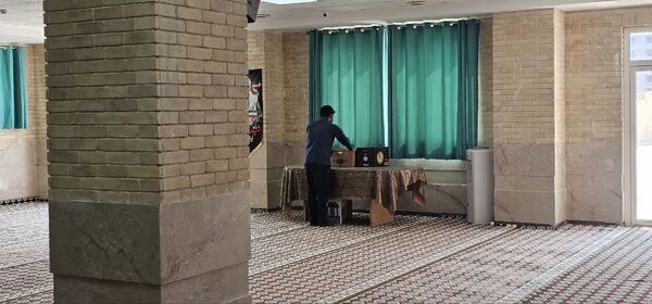 غبارروبی نمازخانه‌های مدارس قشم در آستانه سال تحصیلی جدید