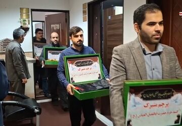 آیین پرچم گردانی کارکنان آموزش و پرورش قم به مناسبت هفته قرآن و عترت 