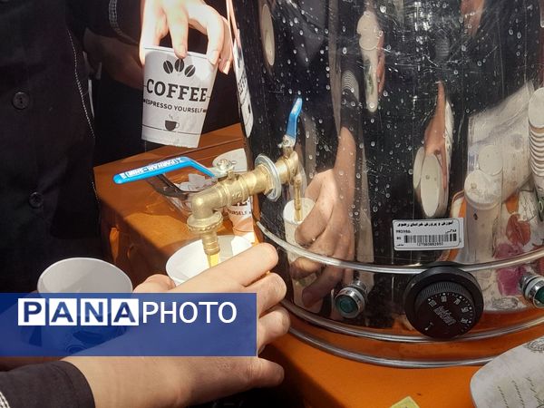 برپایی چایخانه به مناسبت میلاد امام عصر(عج)در دبیرستان نمونه وکیلی ۱۰