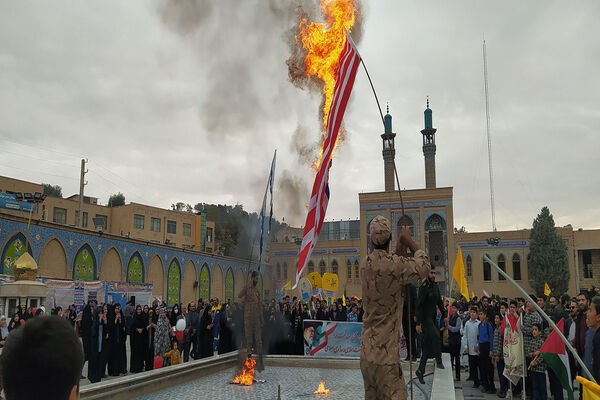 راهپیمایی استکبارستیزی شهرستان پیشوا در روز دانش‌آموز