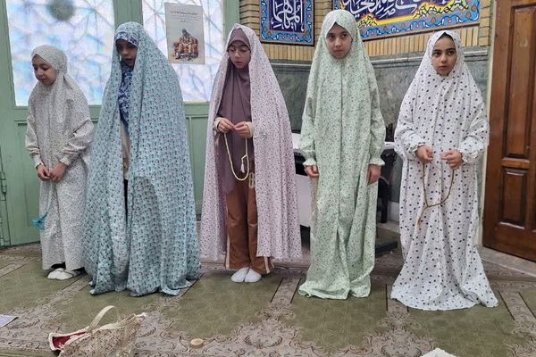 ورود دانش‌ آموزان دختر ناحیه دو شهرری به مراسم معنوی اعتکاف 