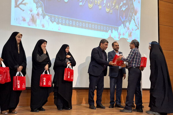 تقدیر از چهره های روشن در محفل ایمان 