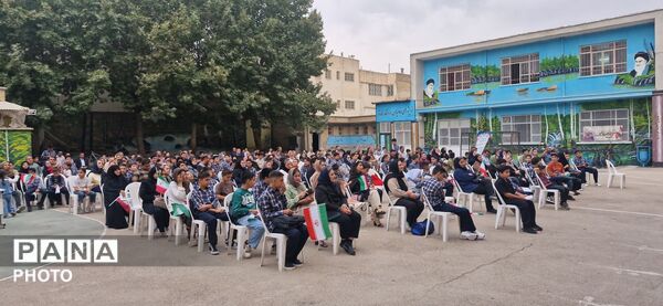 جشن شکوفه‌ها با حضور دانش‌آموزان پایه هفتم در مدرسه شهید رجایی یک بجنورد 