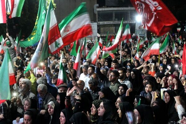 حضور گسترده مردم ورامین در تجمع میدان امام خمینی(ره)
