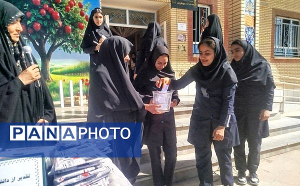 مراسم تقدیر از دانش آموزان فعال در پروژه مهر در دبیرستان دخترانه حضرت زینب (س)