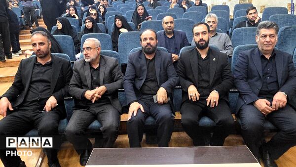 طنین سرود هزار نفری دانش‌آموزان مدارس شاهد در رثای رهبر شهید