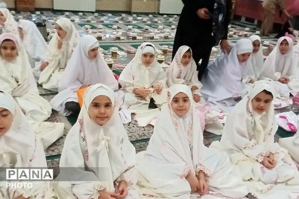 جشن روزه اولی‌ها در دبستان الهام حاجیان ناحیه دو شهرری 