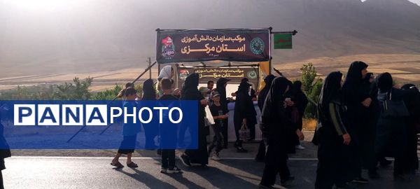 موکب «عشاق الحسین(ع)» در مسیر پیاده‌روی جاماندگان اربعین شازند 