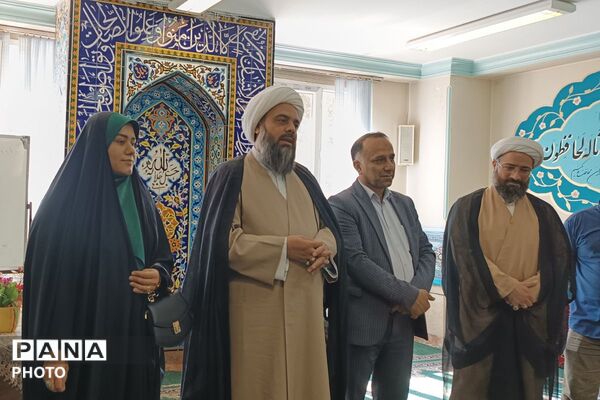 اقامه نماز جماعت در دبیرستان فاطمیه