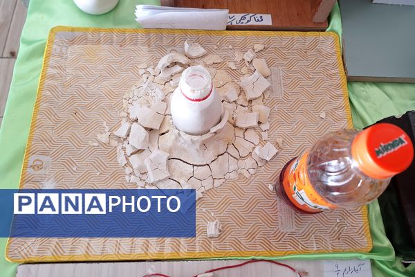 نمایشگاه دست سازه‌های علوم و آزمایشگاه در دبیرستان پویش 
