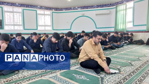 برگزاری نماز جماعت و زیارت عاشورا در دبیرستان شاهد