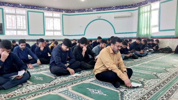 برگزاری نماز جماعت و زیارت عاشورا در دبیرستان شاهد