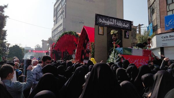 تشییع پیکر شهدای گمنام در دستان مردم کرج
