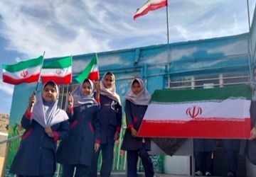 جشنِ شکوفه‌های انقلاب و ضیافتِ جوایز در دبستان ۱۷ شهریور بزنگان