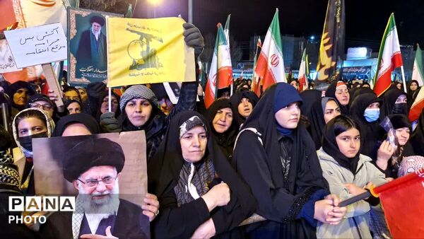 مردم دلفان در شب چهلم مراسم شهید آیت‌الله سید علی خامنه‌ای گردهم آمدند