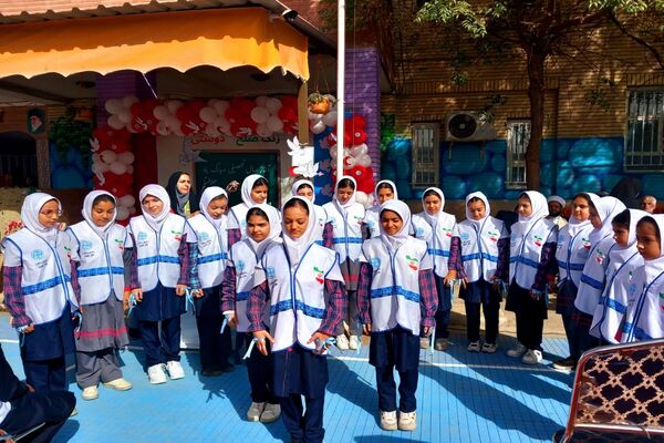 زنگ صلح  و دوستی در دومین روز از سال تحصیلی در مدرسه شاهد ائمه اطهار پاکدشت نواخته شد 