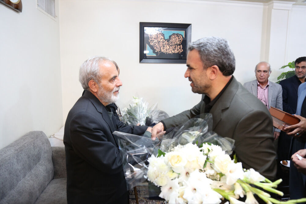 حضور معاون وزیر آموزش و پرورش در منزل خانواده دانش‌آموزان شهید «زینب و ابوالفضل شادکامی»