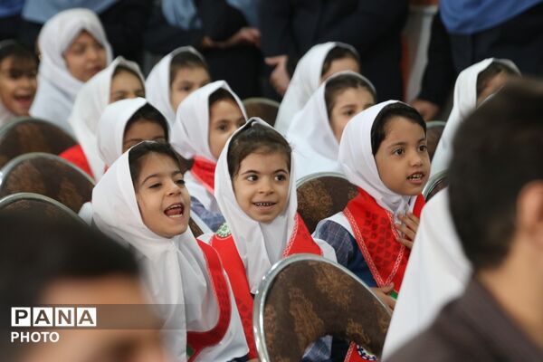 جشن شکوفه‌ها در دبستان ۲۲ بهمن یزد
