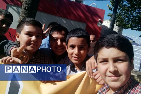 حضور پرشور دانش آموزان دبستان شاهد حیات در راهپیمایی سیزده آبان ۱۴۰۴