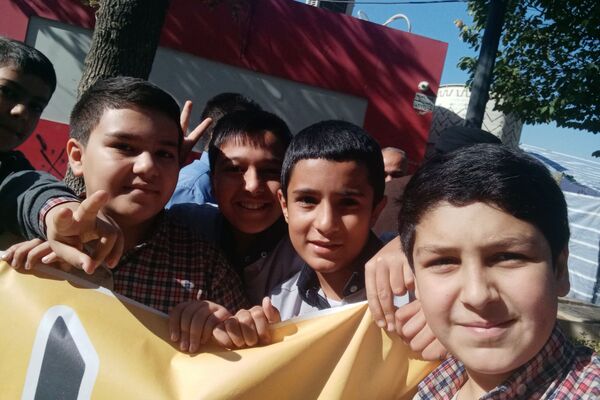 حضور پرشور دانش آموزان دبستان شاهد حیات در راهپیمایی سیزده آبان ۱۴۰۴