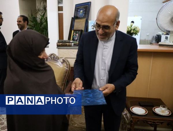 دیدار معاون سیاسی، امنیتی و اجتماعی استاندار یزد، با خانواده‌های شهدای معلم