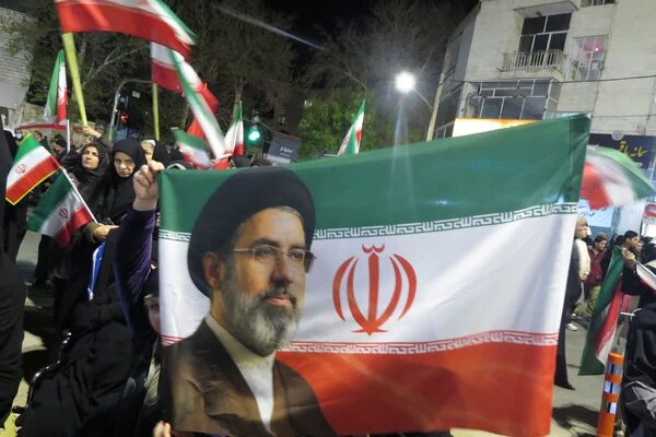 چهل روز از شهادت رهبرمان گذشت اما مردممان همچنان در میدانند
