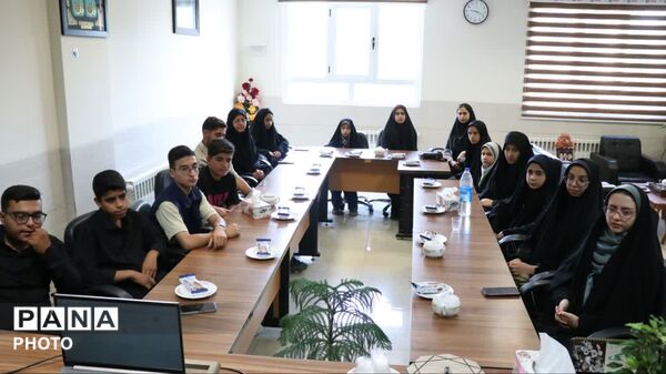 نشست صمیمی مدیر آموزش و پرورش شهرستان ابرکوه با دانش آموز خبرنگاران پانا